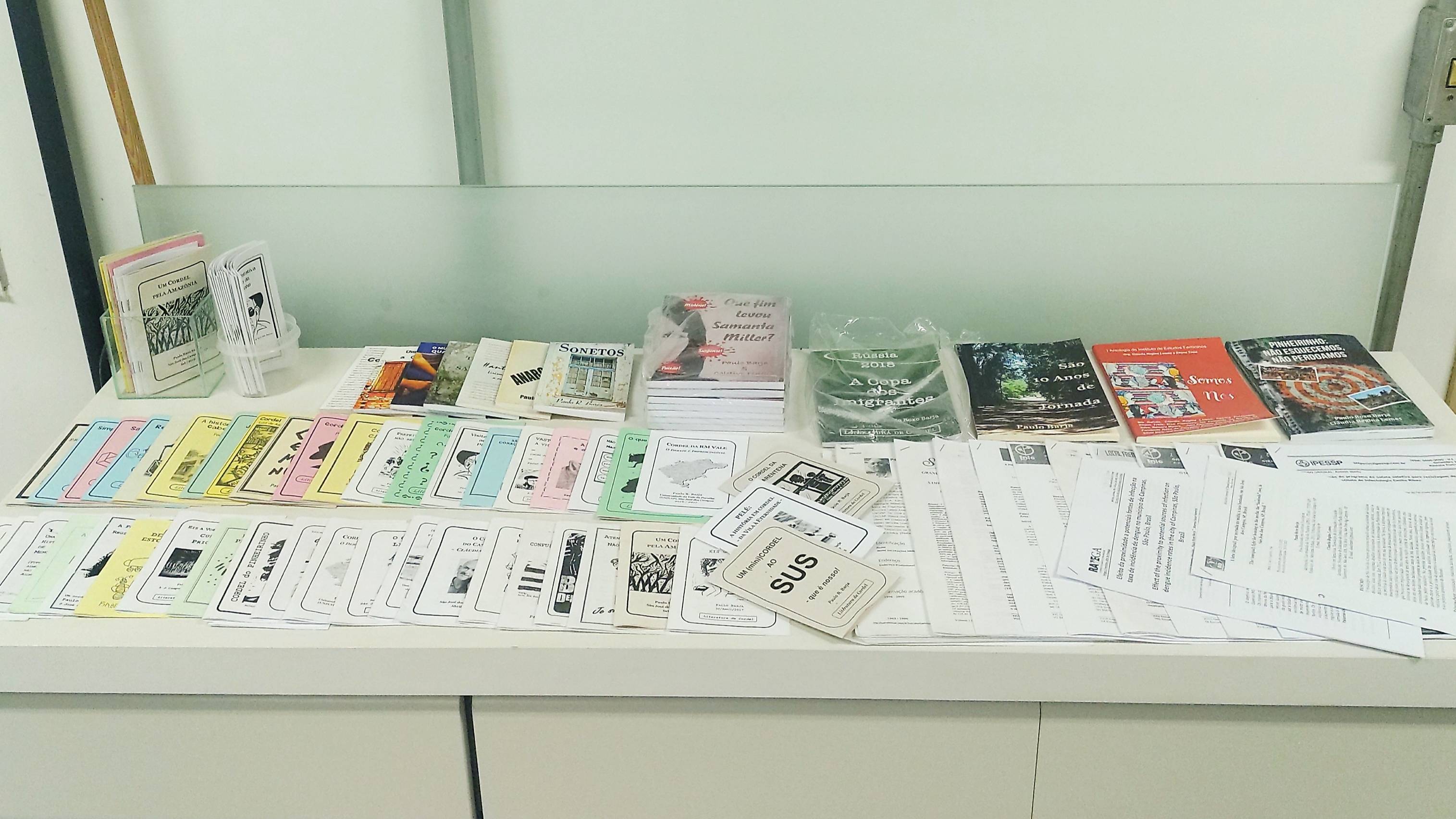 Na mesa da entrada do laboratório, diversas publicaçõees do grupo (artigos, livros e cordéis)