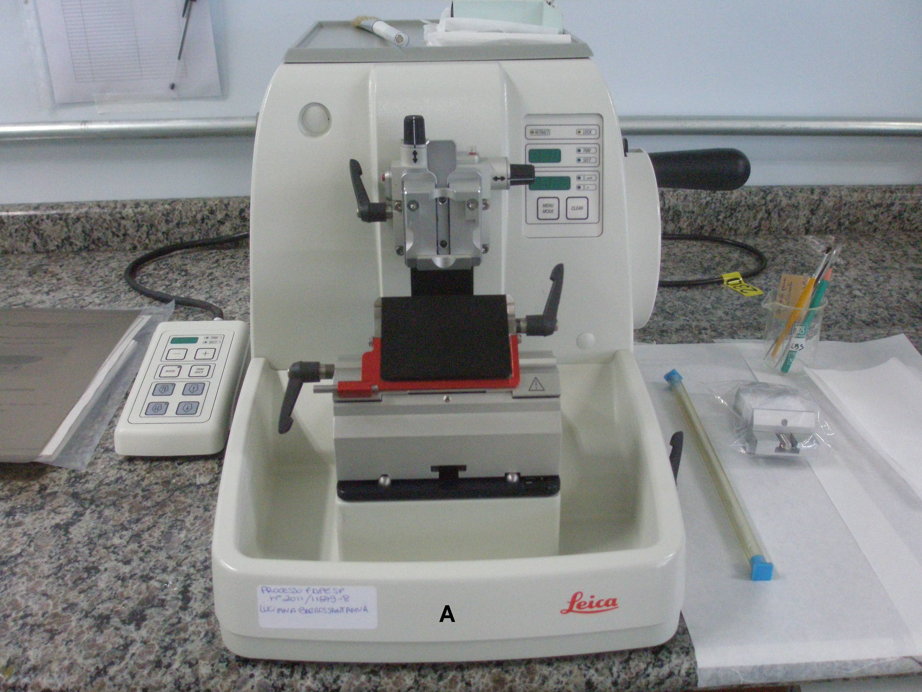 A) Microtomo Rotativo de alta performance Leica RM2245