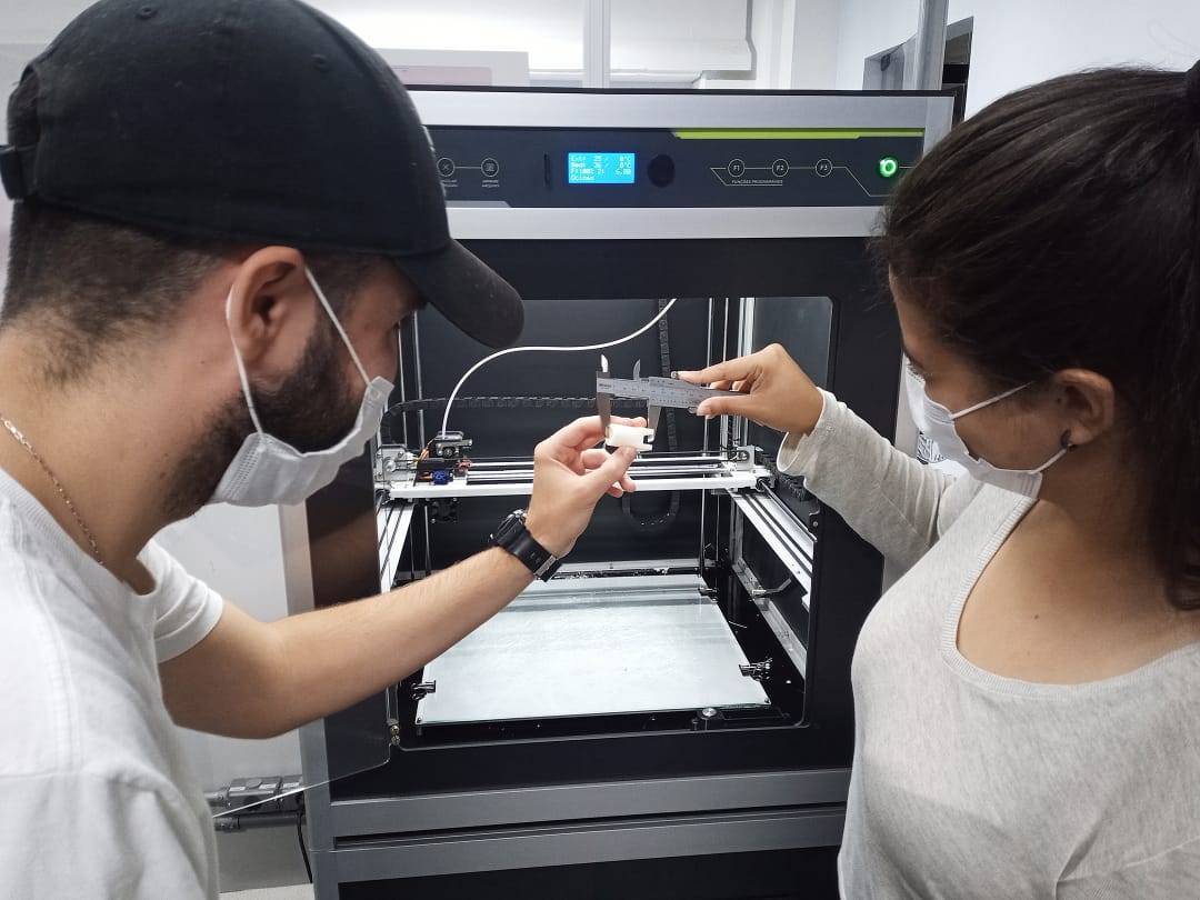 Impressoras 3D (Lab. de Tecnologia e Inovação) - Para modelagem e impressão de peças 3D para projetos, dispositivos e trabalhos de graduação na área da Engenharia Biomédica
