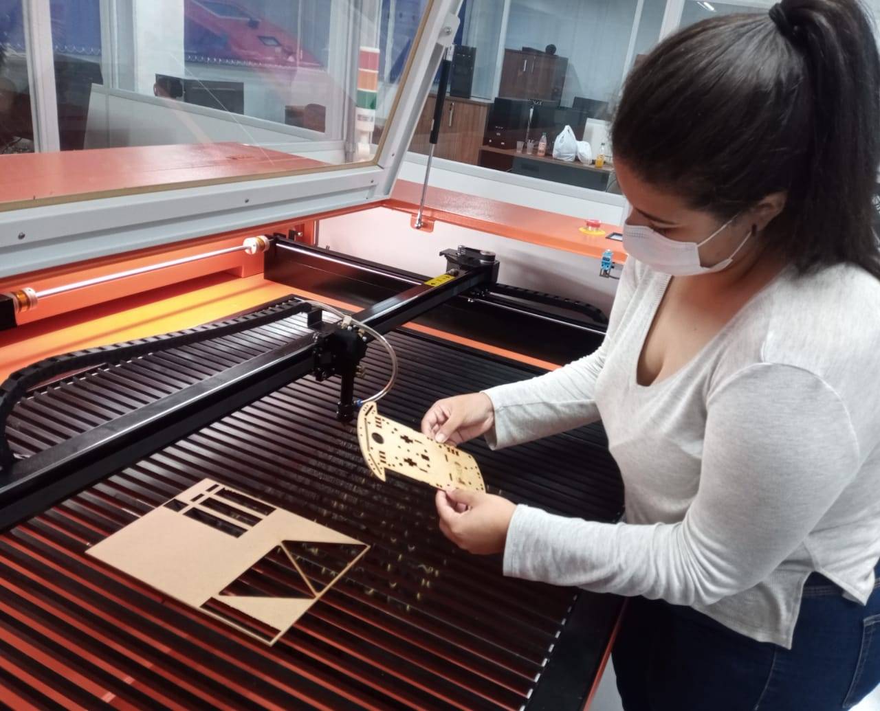 Máquina de corte a laser (Lab. de Tecnologia e Inovação) - Peças com cortes preciso para projetos, dispositivos e trabalhos de graduação na área da Engenharia Biomédica