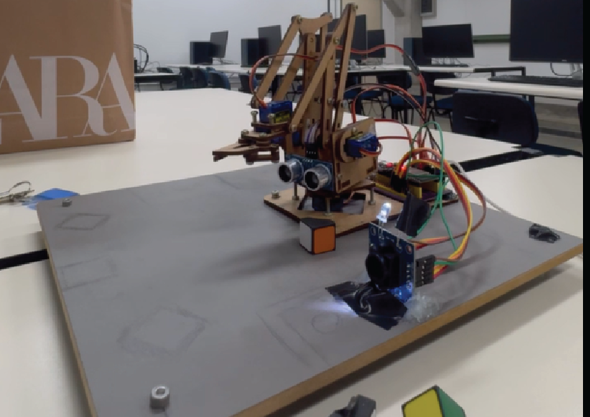 Braço Robótico: é um dos projetos controlados por microcontrolador ESP32 via interface de comunicação serial.