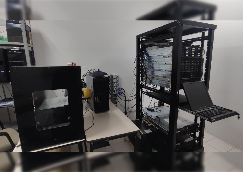  Laboratório de Computação de Alto Desempenho: abriga o servidor da faculdade e o cluster Hipercubo (HPC), utilizado em algumas disciplinas do curso.