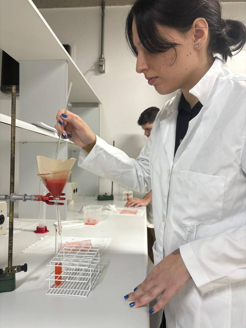 Extração DNA do morango (Lab. de Bionanotecnologia- IP&D) - Aulas práticas de biologia celular. Nesta prática aprende-se a importância do DNA observando a formação de filamentos brancos (DNA)