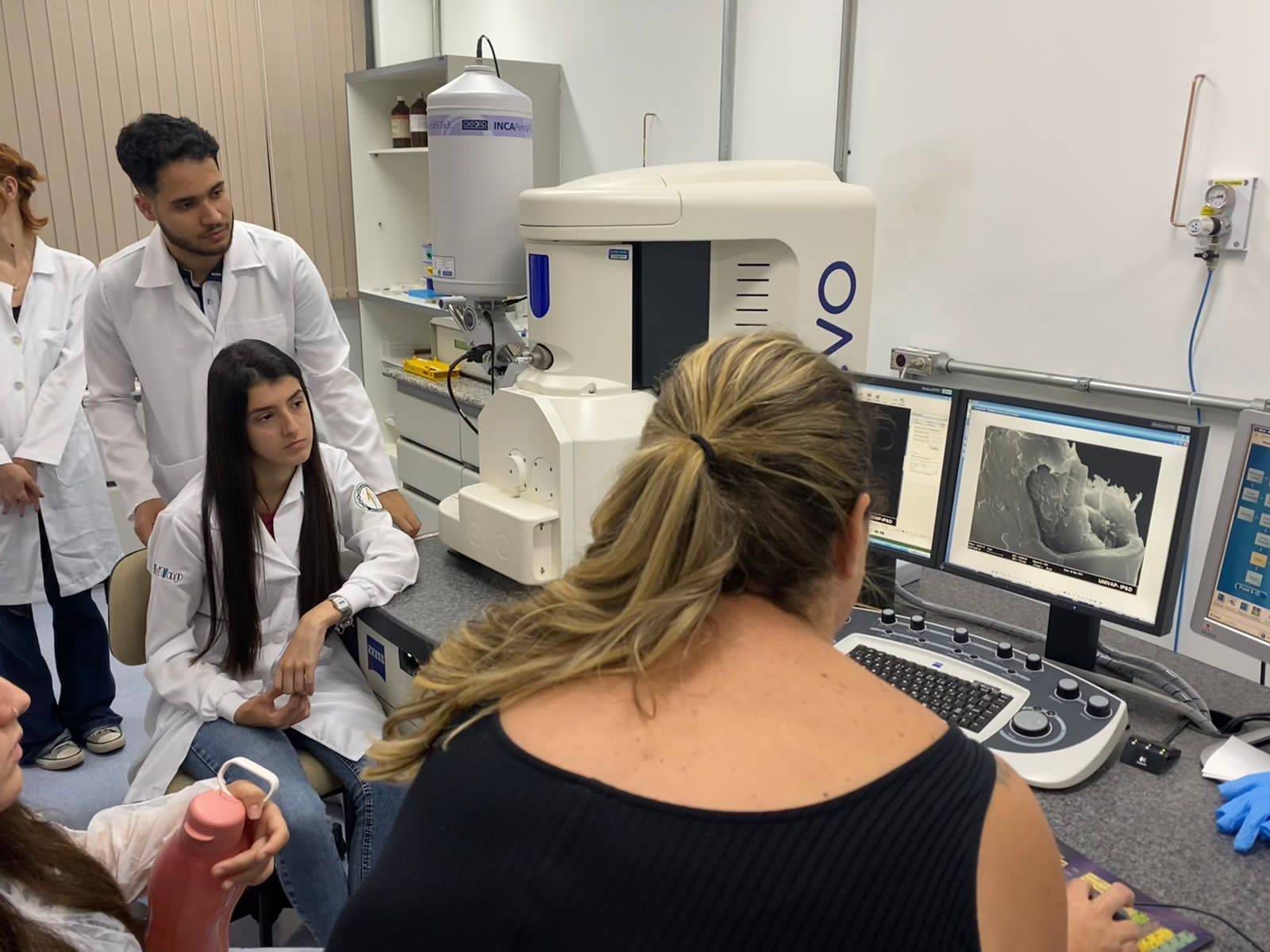 MEV Microscopia eletrônica de varredura - Análise de biomateriais na disciplina de Biomateriais e Bionanotecnologia
