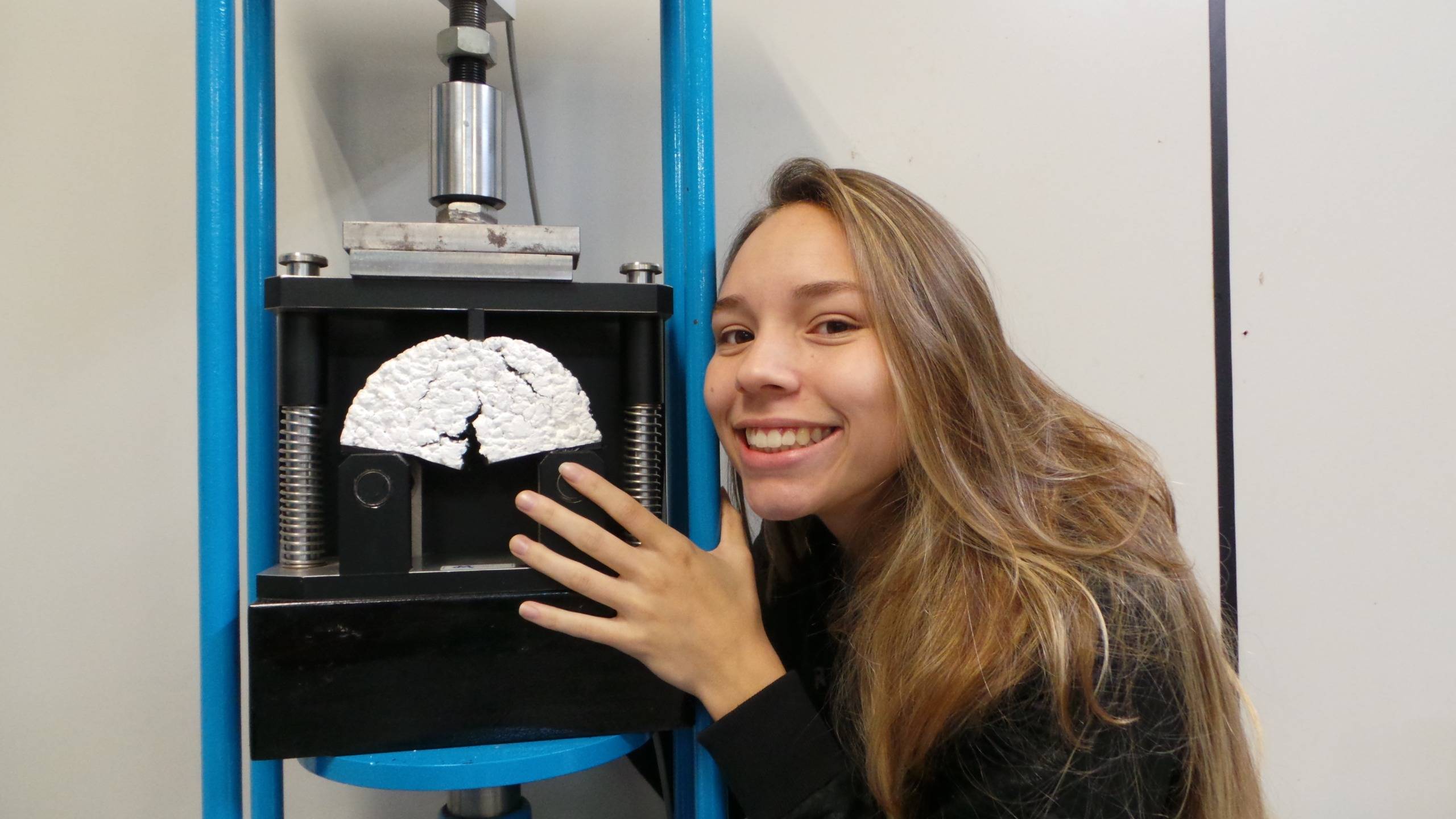 Trabalho Final de Curso com estudo da Mecanica da Fratura em Pavimentos