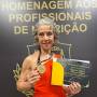 Professora de Nutrição é homenageada como profissional do ano 2025